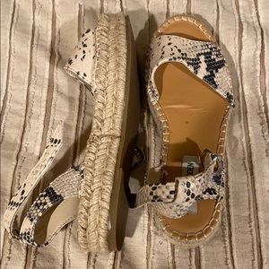 Women’s flat sandals